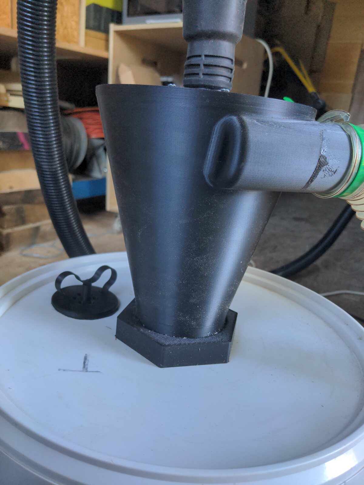 Raccordement des tuyaux sur le séparateur cyclonique imprimé en 3D