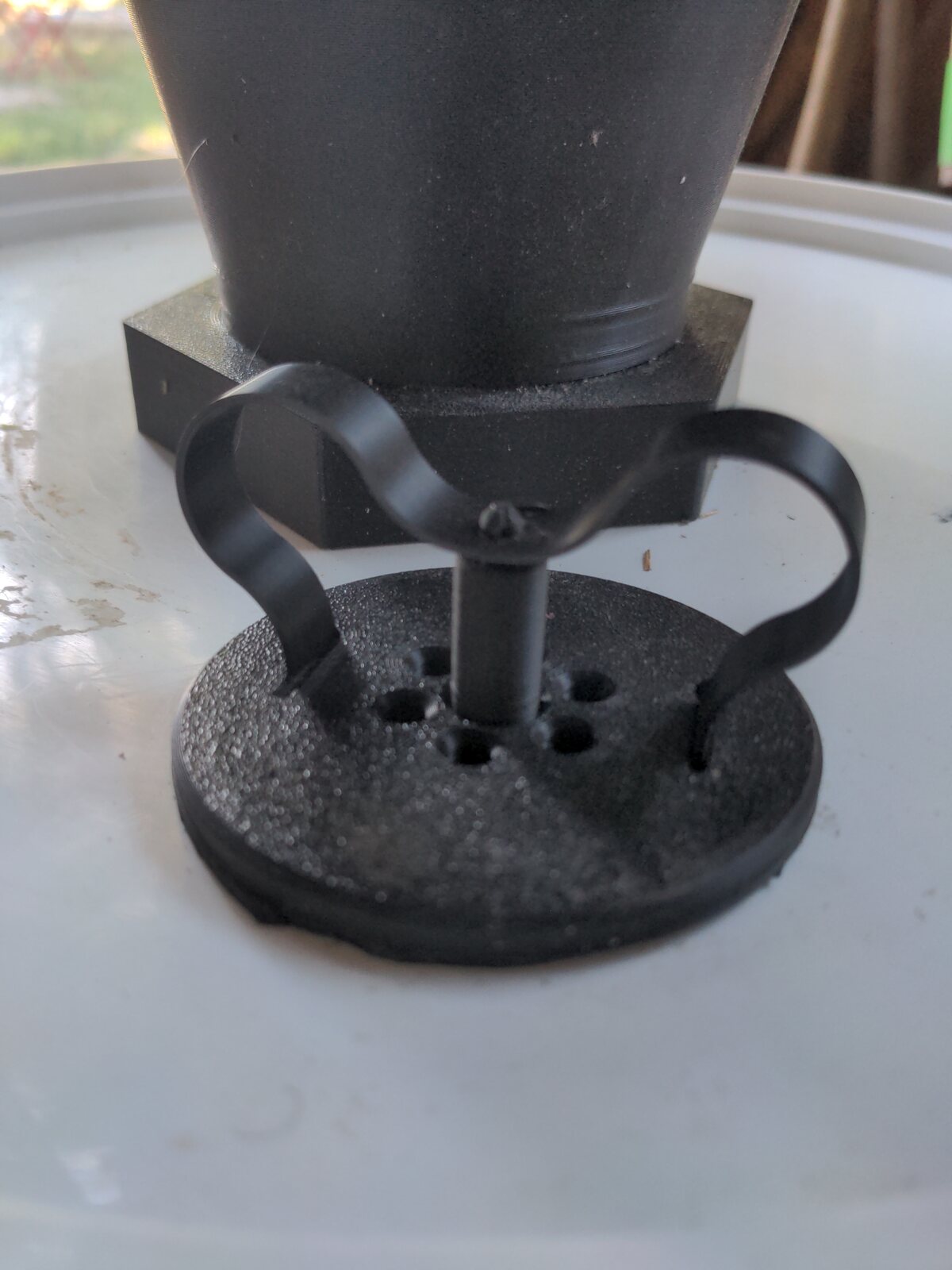 Vue rapprochée de la soupape de dépression imprimée en 3D sur le couvercle du seau