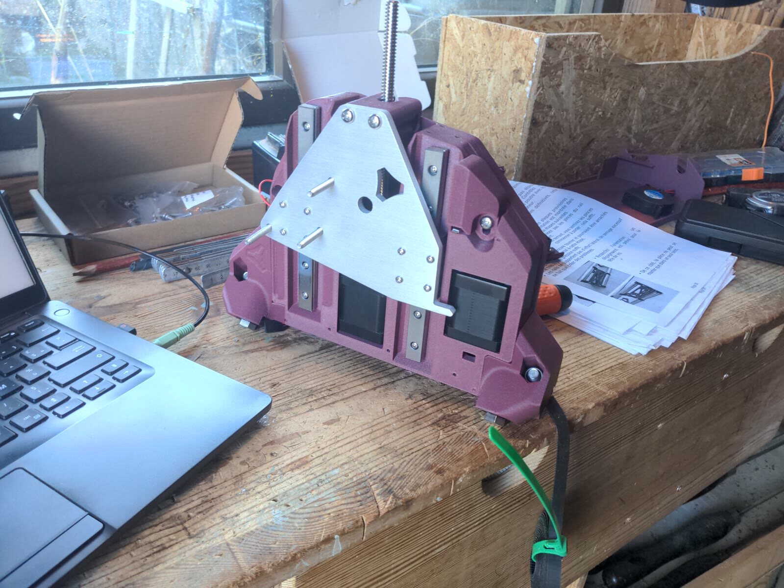 Ensemble latéral de la CNC LowRider 4 avec pièces imprimées violettes, plaque métallique, moteur et roulements