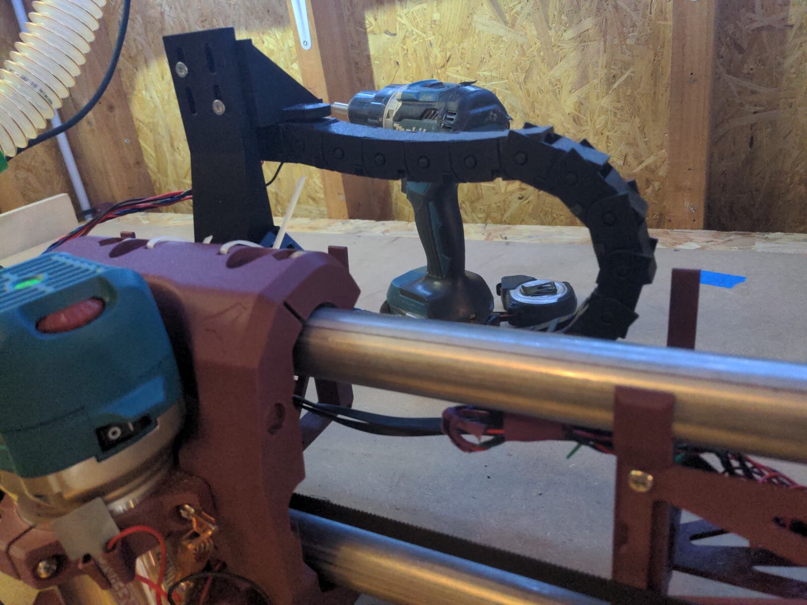 Chaîne porte-câbles noire installée sur le chariot de la CNC LowRider 4 au-dessus de l’affleureuse