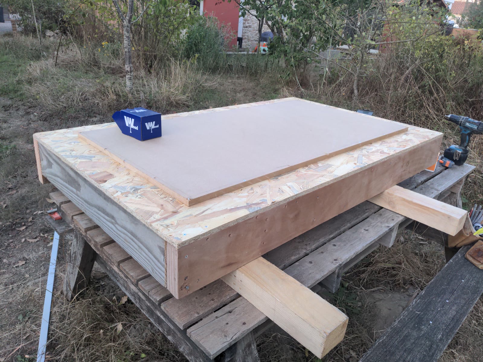 Table de CNC en bois en cours de fabrication avec son plateau martyr en MDF