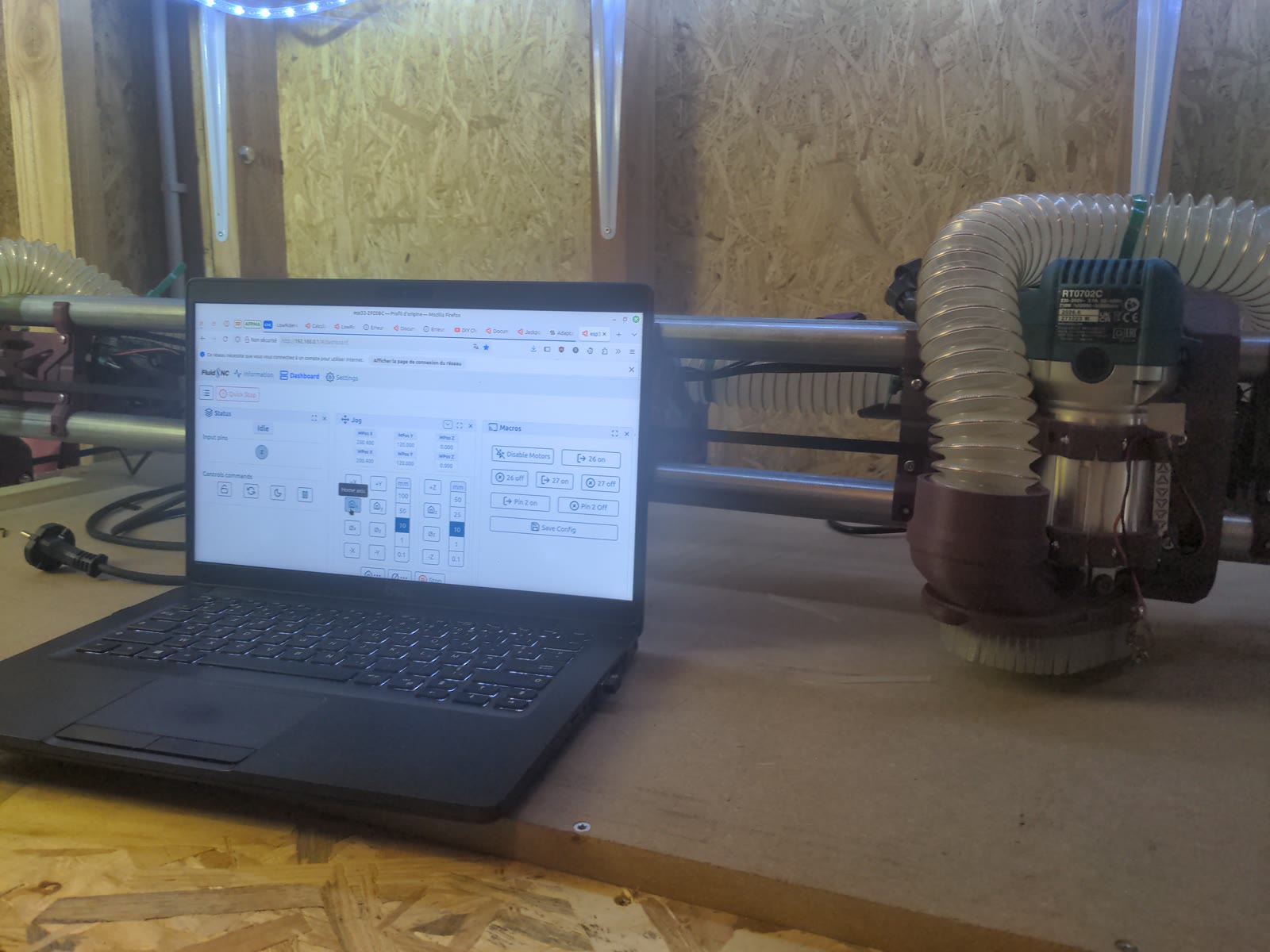 Ordinateur affichant l’interface FluidNC devant la CNC LowRider 4