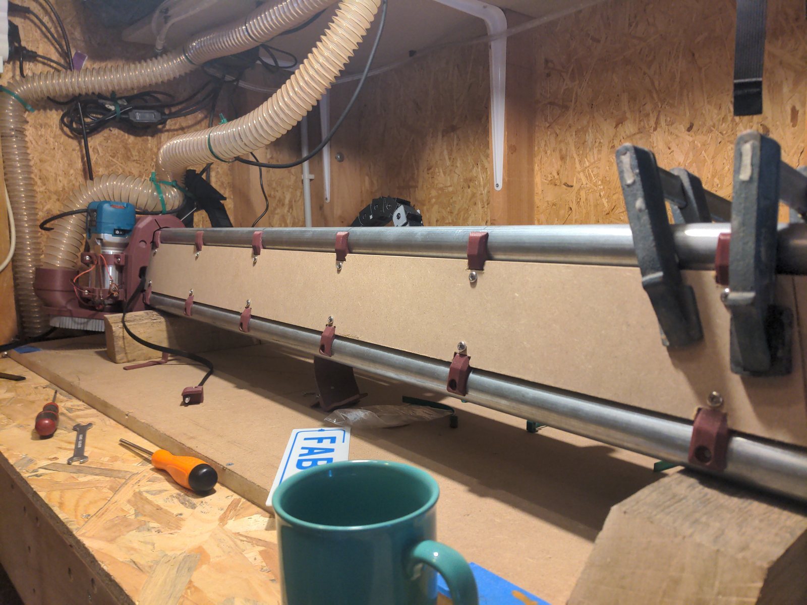 Poutre de la LowRider 4 équipée de ses plaques de renfort en MDF maintenues par des serre-joints