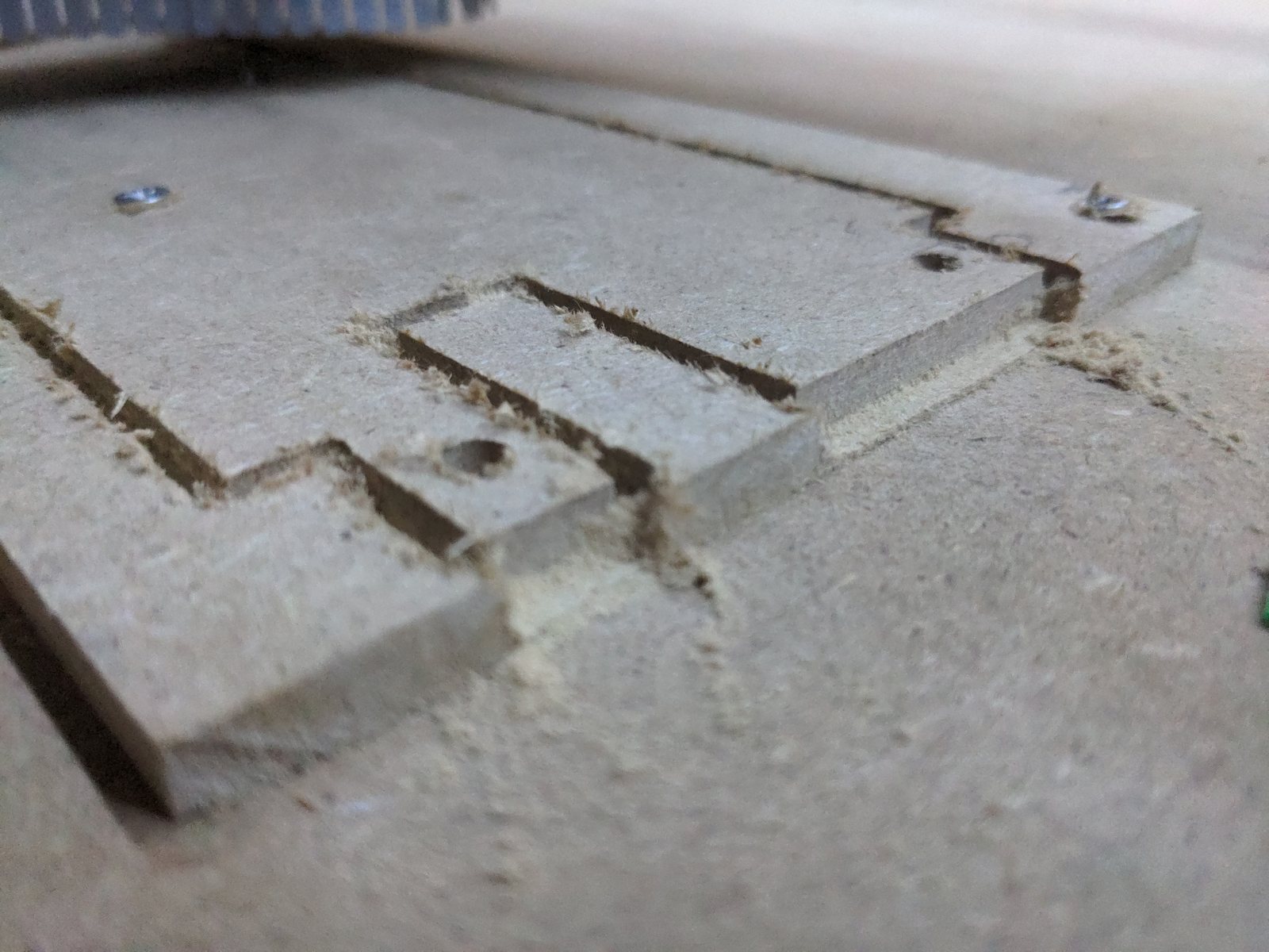 Détail d’une plaque de renfort en MDF usinée par la LowRider 4 avec une zone de raccord à mi-bois